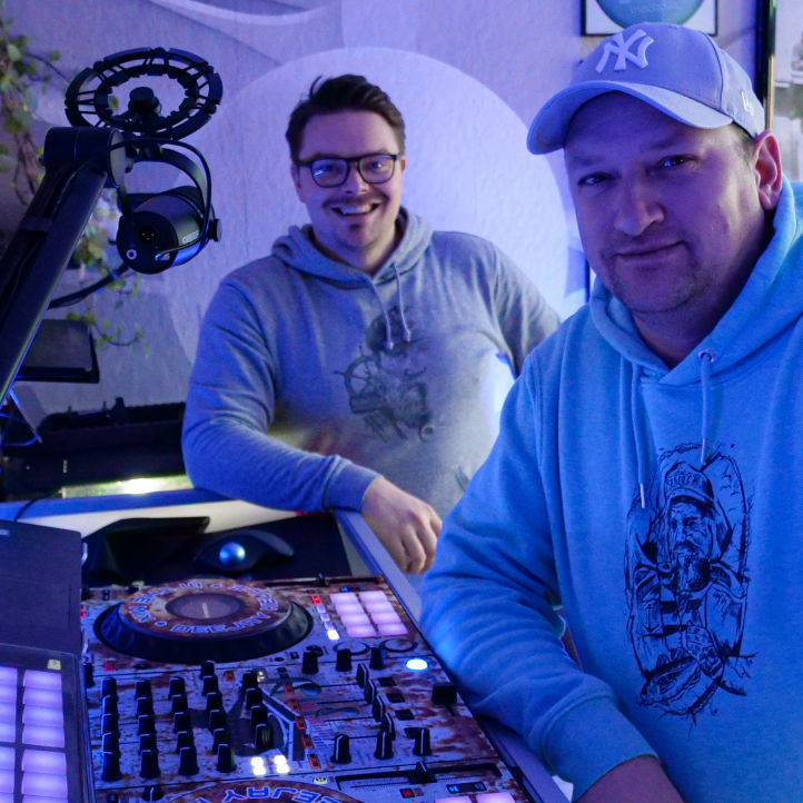 Patrick Tempel am DJ Pult mit seinem Kollegen