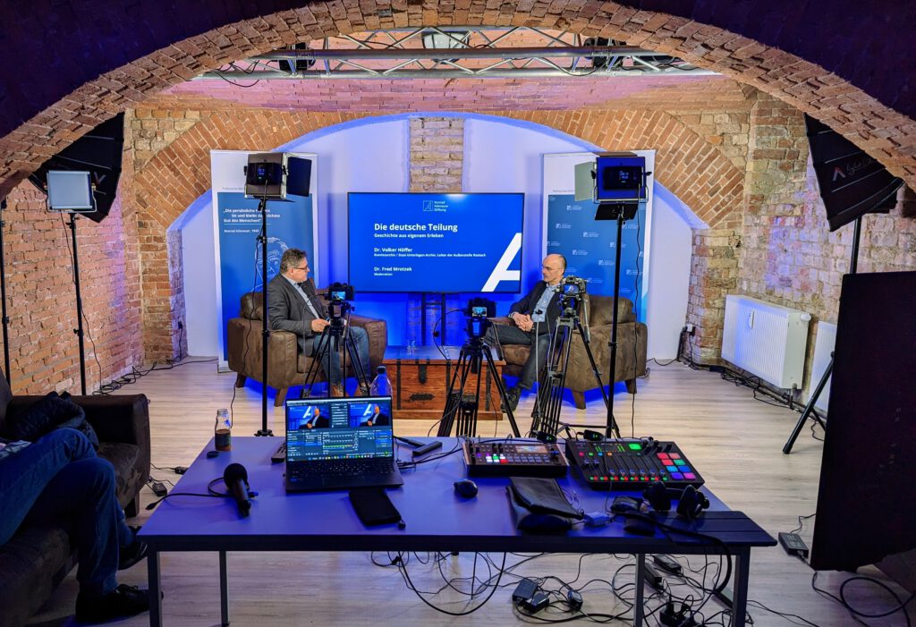 Live-Talk mit zwei Gästen vor laufenden Kameras.