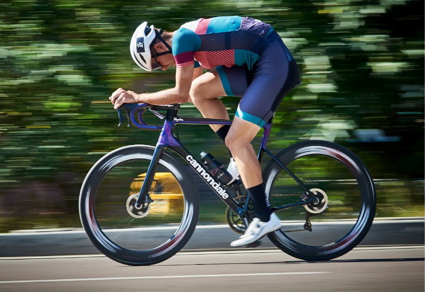 Sportmarketing - Das Bild zeigt einen Rennradfahrer in Aktion